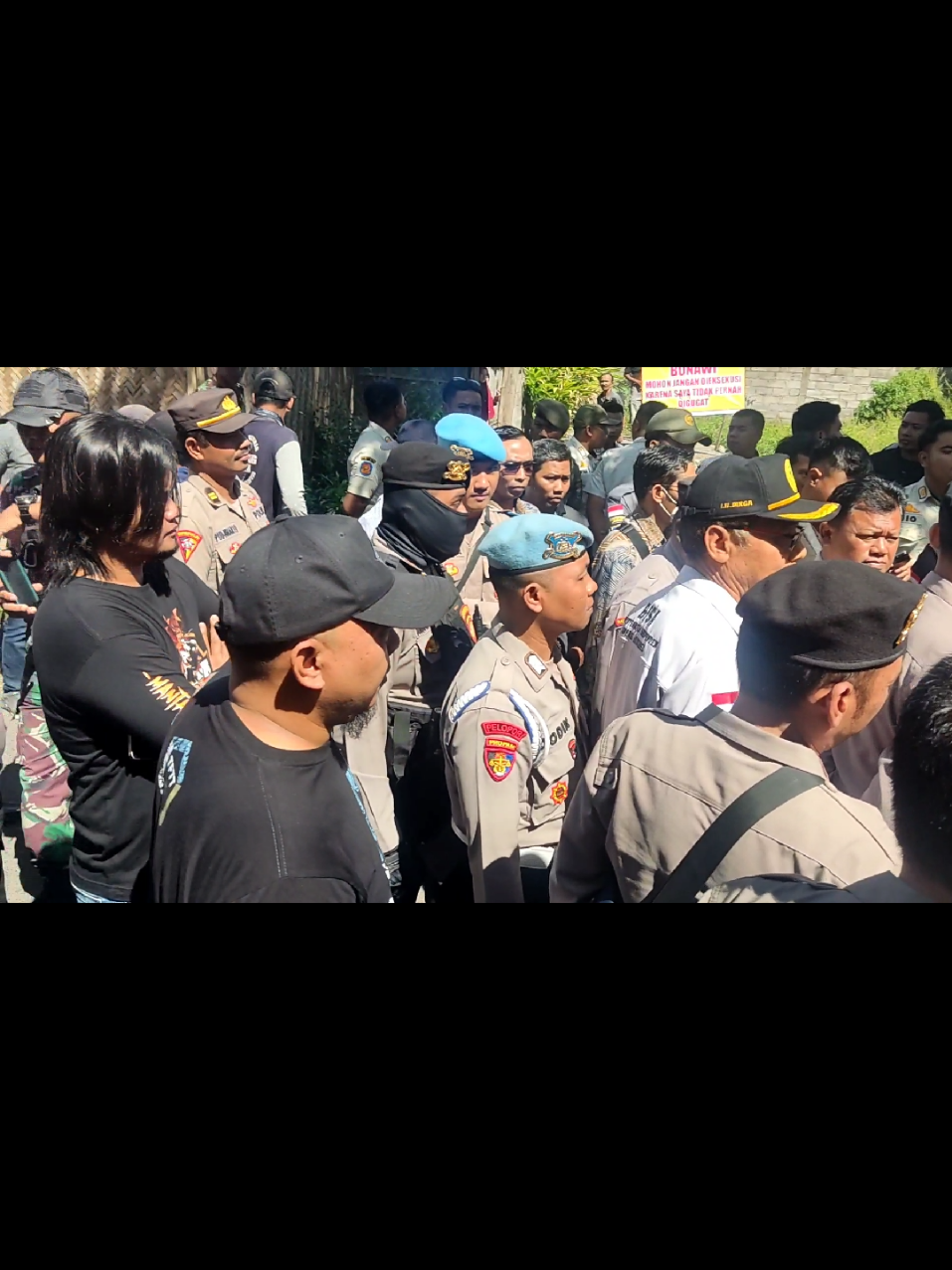 kalo sudah ada peraturan yang dibuat pemerintah berarti harus dijalankan ya peraturan itu? harusnya ya 😁. lets discuss Pihak panitera pn Bondowoso melanggar ketentuan pedoman eksekusi pengadilan negeri yg di keluarkan Badilum MA RI   krn nyata
