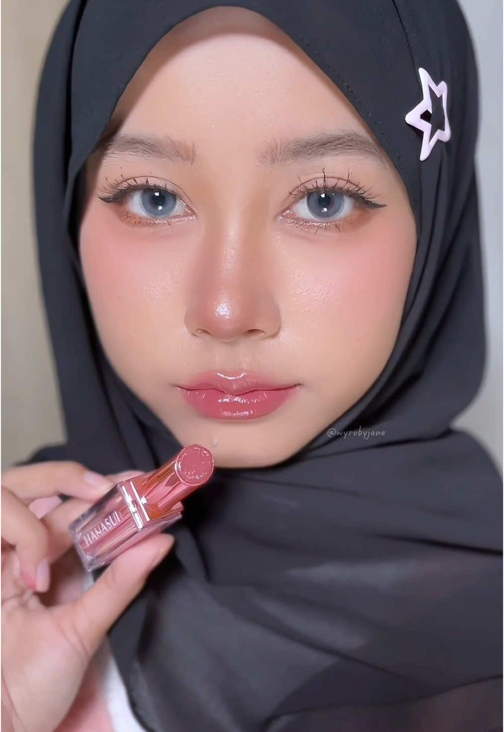 Tinted lip balm pigmented! Glossy nya cakep bgt 😭✨ @Hanasui Official #UnlockYourNextLevel #CantikmuHanasui #fyp 