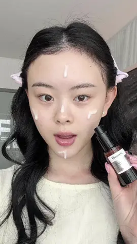 Kulit wajah Glowing dalam 7 hari ! ini beneran works banget 😍  Yap serum dari Erha Truwhite ini beneran mantul banget, ngebantu cerahin kulit wajah aku yang kusam karena sering banget beraktivitas di luar ruangan☺️  #ErhaTruwhite #MultiGlowingSkin @Erha Truwhite  