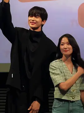 “She’s MINE” 😎 #kimhyeyoon #byeonwooseok #WooHyecouple #couple  #김혜윤 #변우석 #솔선재 #선업튀 #선재업고튀어 #커플 #추천 #fyp #foryoupage #fypシ゚ #viral #soichidocuawoohye #whredstring 
