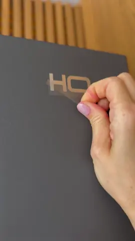 🔊✨ Sinta o som da conquista. Aquele momento em que você tira os plásticos da sua geladeira nova...  É mais do que ASMR. É o som de um novo capítulo. 📦 Cada detalhe revela o cuidado.  Cada camada removida, a realização de um sonho. Em breve, você também vai viver essa experiência — com praticidade, agilidade e toda a qualidade que só a HQ entrega. ⏳ Pré-lançamento chegando. HQ: para todos os momentos. #ASMRHQ #NovaGeladeira #ExperiênciaHQ #SuaEscolhaInteligente #ParaTodosOsMomentos #EcommerceHQ #UnboxingPerfeito@Iris Ramadas 