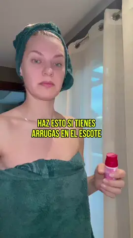 No nos olvidemos del escote‼️ Nos acordamos del escote cuando vemos las arrugas, en caso contrario, ni nos acordamos poner la crema. Pero, ¿qué le pasa al escote? Debemos tener en cuenta que también es parte corporal que tiene: HINCHAZÓN y arrugas. Y todo esto evita que los nutrientes necesarios lleguen a nuestra piel. Cuando tocamos el escote, nos acordamos de que también tenemos la piel en el cuello y que no tocamos apenas. Pero la tensión del músculo platisma (un músculo finito que cubre todo el cuello como si fuera un pañuelo de seda) nos lleva a la flacidez y arrugas. Y os recuerdo: nuestro cuello es lo que delata la edad. Evidentemente, en el curso “NUEVA YO” que comienza 05.05.2025 y donde nos concentraremos en el trabajo facial, tenemos el masaje profundo del cuello, tocando todos los tejidos profundos que no vemos debajo de la piel. Vamos a ser honestas…¿vosotras os cuidáis el escote?🫣