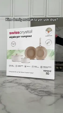 Mutfakta daha fazla alan mı? 😎 Tak çıkar kulplu Swiss Crystal Easy Clip ile her şeyin yeri var! Swiss kristalleri ile üretilen ilk ve tek tencere seti Swiss Crystal, yanmaz-yapışmaz bir pişirme deneyimi sunar. 🍳 Takıp çıkarılabilen kulplar ister ocakta ister fırında pratik bir kullanım sağlar. 🙌 #Karaca #Homefinds #Karacafinds #FoodTok #momtok #organizing #annelergünü #Karacafinds #KaracadaGordumAldım #çeyiz #tencereseti #mutfak