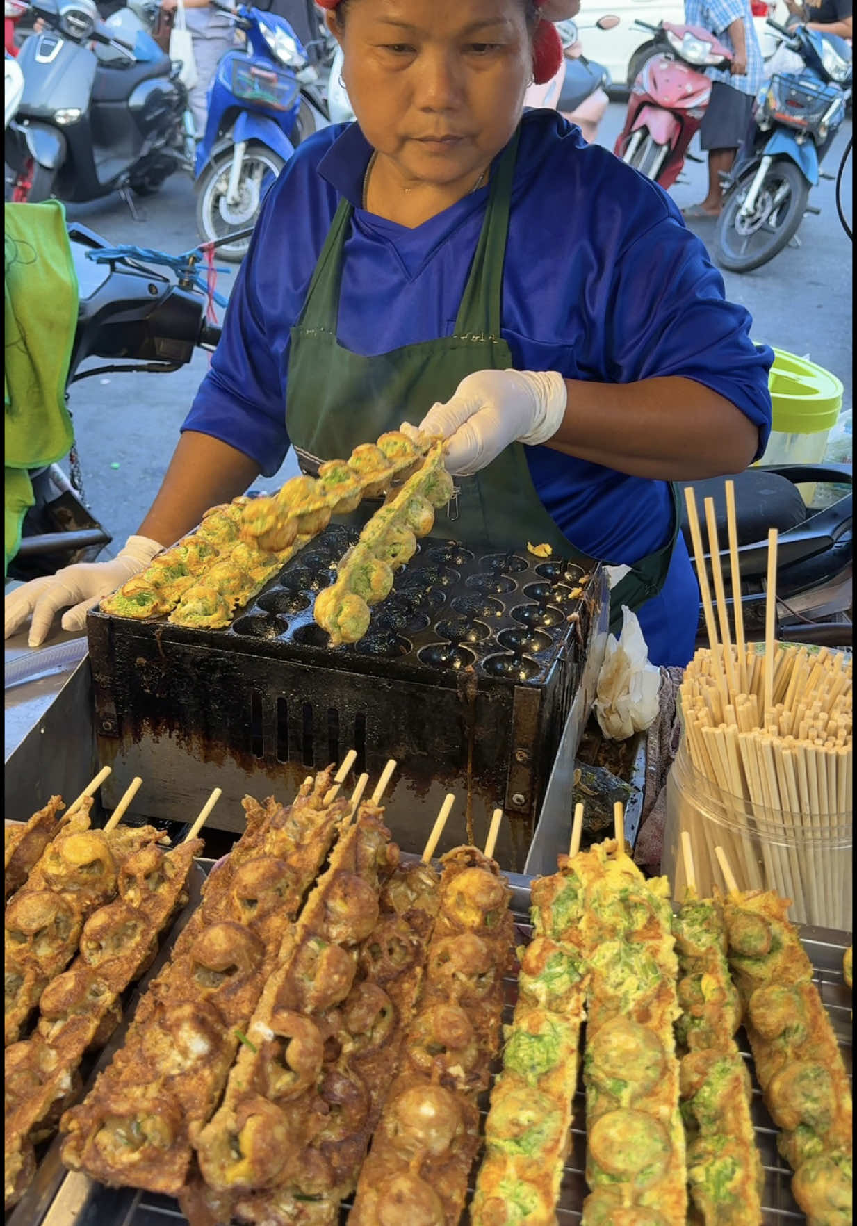 Unique Omelette Stick In Thailand 🔍 Business name  Omelette Stick  📍Address Chomphon PO Market, Saraburi, Thailand  💵 Price  10 Baht/$ 0.30 USD #egg #omelette #streetfood #thailand 