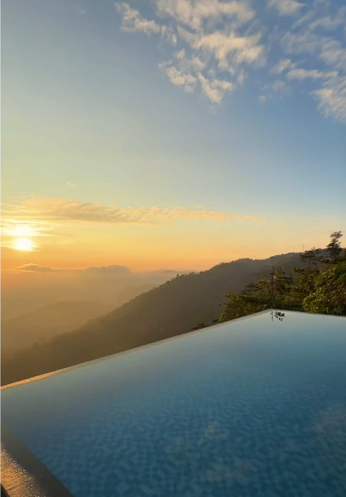 Kapan lagi coba, nikmatin sunrise sambil staycationan kaya gini? Cus langsung booking dan reservasi via WA yaaa ajak teman atau keluarga kalian buat liburan disini ✨ #gantolebandung360 #bandung360 