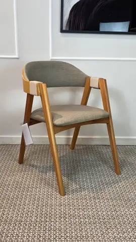 🪢 Design que abraça: a cadeira perfeita para quem valoriza conforto com personalidade. Revestida em linho creme e com estrutura em madeira maciça, ela ganha um charme extra com detalhes em cordas nos braços — um toque artesanal que faz toda a diferença. É aquele tipo de peça que não passa despercebida, trazendo leveza e sofisticação ao ambiente. ✨ Para salas, varandas ou aquele cantinho especial que merece destaque. 🔥 As unidades são limitadas! 👉 Garanta a sua agora e leve mais estilo para dentro de casa. . . . #tiagomoveis #decor #decoracao #designinteriores #arq #arquitetura #moveis #sofa #sofaretratil #poltrona #mesadejantar #puff #estofado #cadeira #banqueta #poltrona #chaise #arranjo #flores #quadro #tiktok