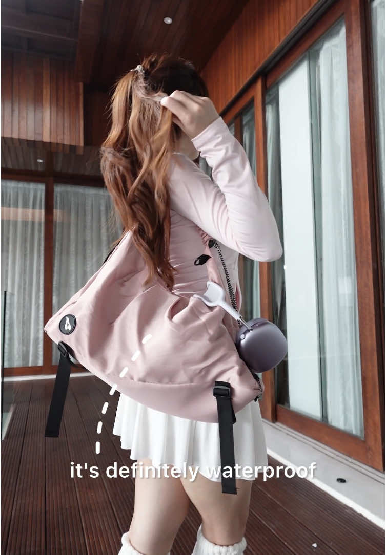 Capek banget tiap olahraga tas isinya campur aduk? 😫 No way! Ini bukan sembarang tas 👟 Ada tempat sepatu 💧 Botol minuman 🧘🏻‍♀️ Yoga mat 👚 Baju basah & kering? Terpisah! Waterproof pula, Athlete's Essential Bag siap nemenin olahraga kamu, kapan dan dimana saja ✨ #tasolahraga #dufflebag #gymbag #yogabag #tennisbag #sportbag 