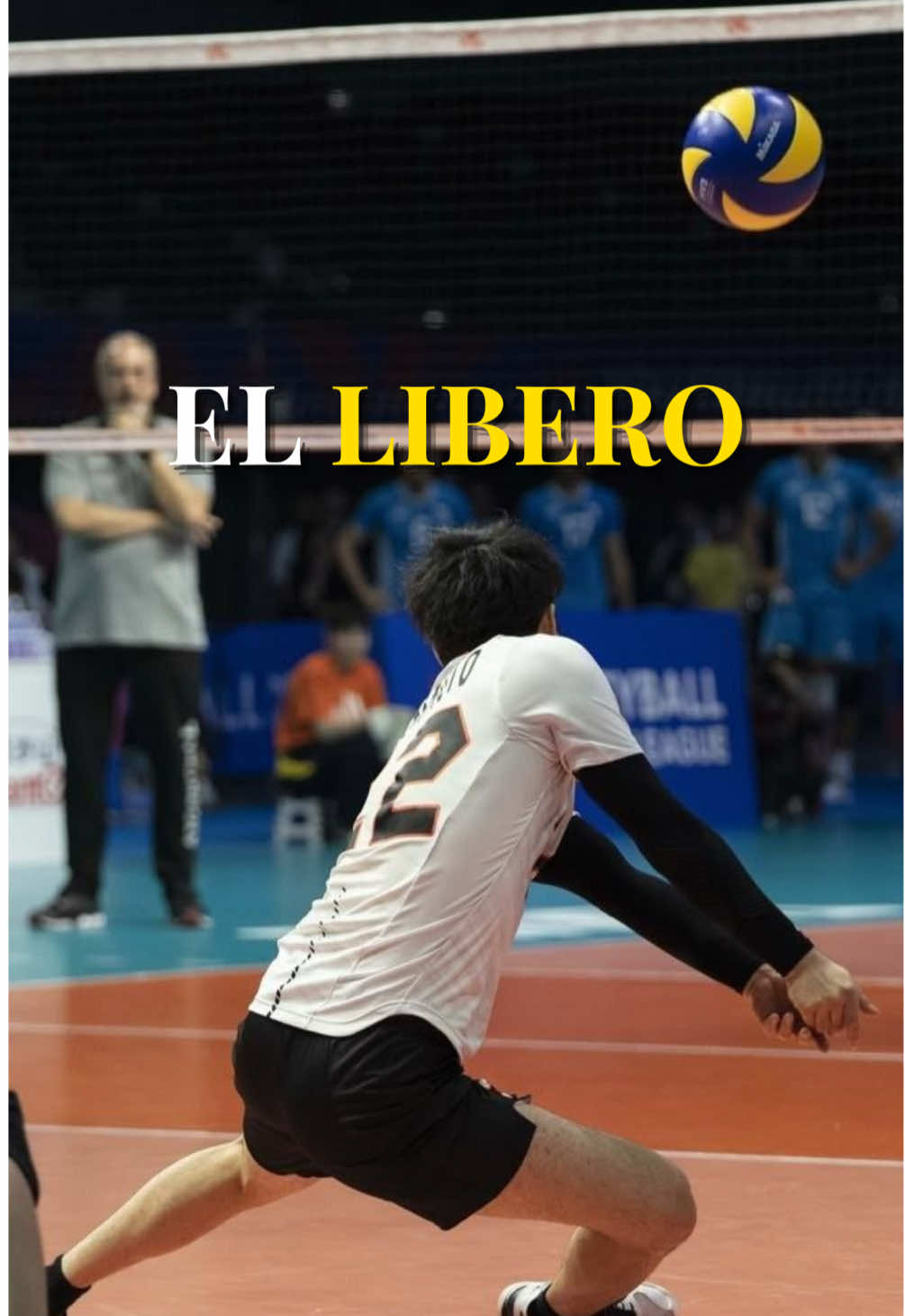 ¿Alguna vez jugaste con un líbero que cambió todo sin decir una palabra? 🧠🏐 No salta para bloquear. No remata para lucirse. Pero sin él… el equipo se rompe. 💥 He estado en partidos donde todo parecía perdido. La recepción fallaba, el rival presionaba… Hasta que el líbero apareció. 🙌 No con gritos. No con un punto. Sino con una salvada imposible, tirándose al piso sin pensarlo. Levantó esa pelota que ya todos daban por caída. 🔥 Ese momento cambió el partido. Porque cuando un líbero hace su trabajo, le devuelve el alma al equipo. Organiza la defensa, da seguridad en la recepción, conecta todo. No brilla en las estadísticas, pero sí en cada jugada que sigue viva gracias a él. ⚡ No es el más alto, ni el más fuerte… Pero es uno de los más valientes. Y el que más corazón le pone ❤️ Este es su homenaje. #libero #voleibol #volleyballplayer #deportesentiktok #volleyball 
