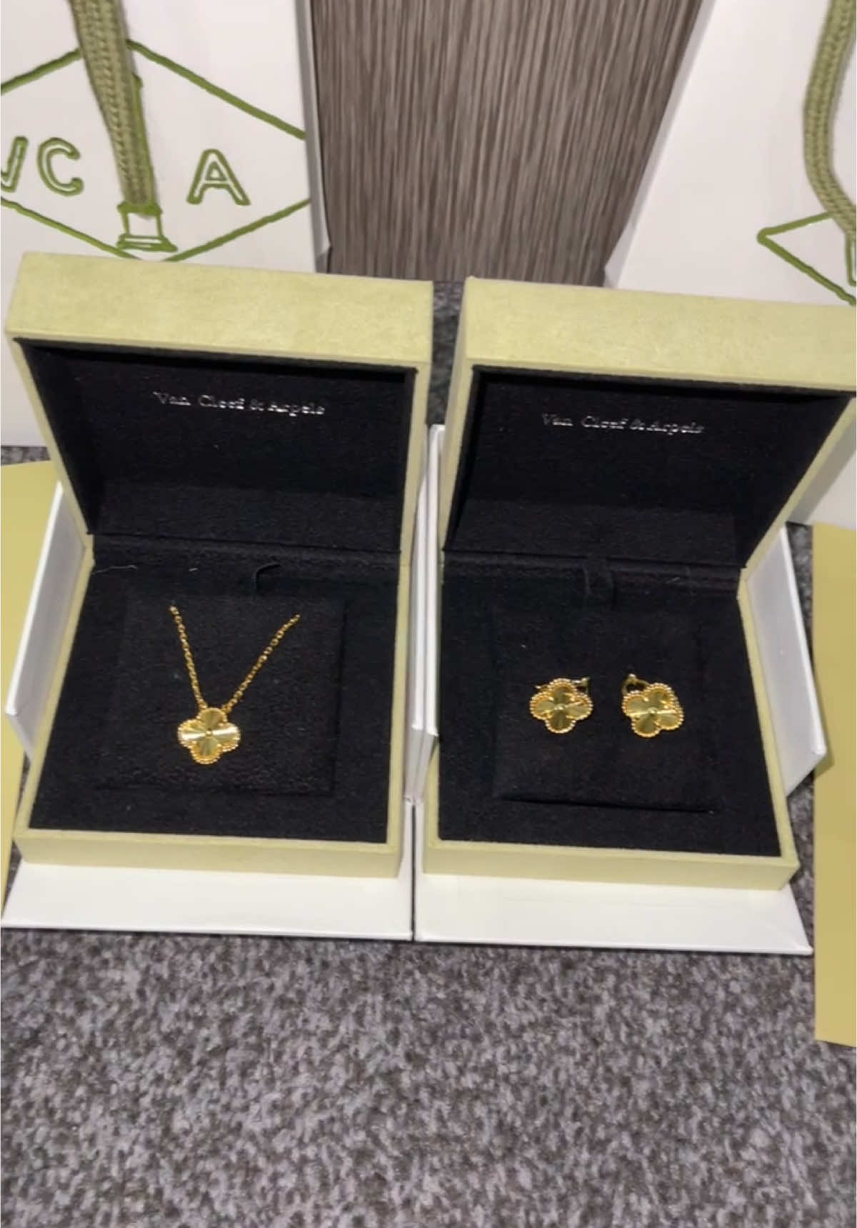 Gold van cleef set ✨  Snapchat- lxurygoodsx  #jewelrytiktok #fyp #luxuryshopping #fy #womensfashion #jewellery #followformore 