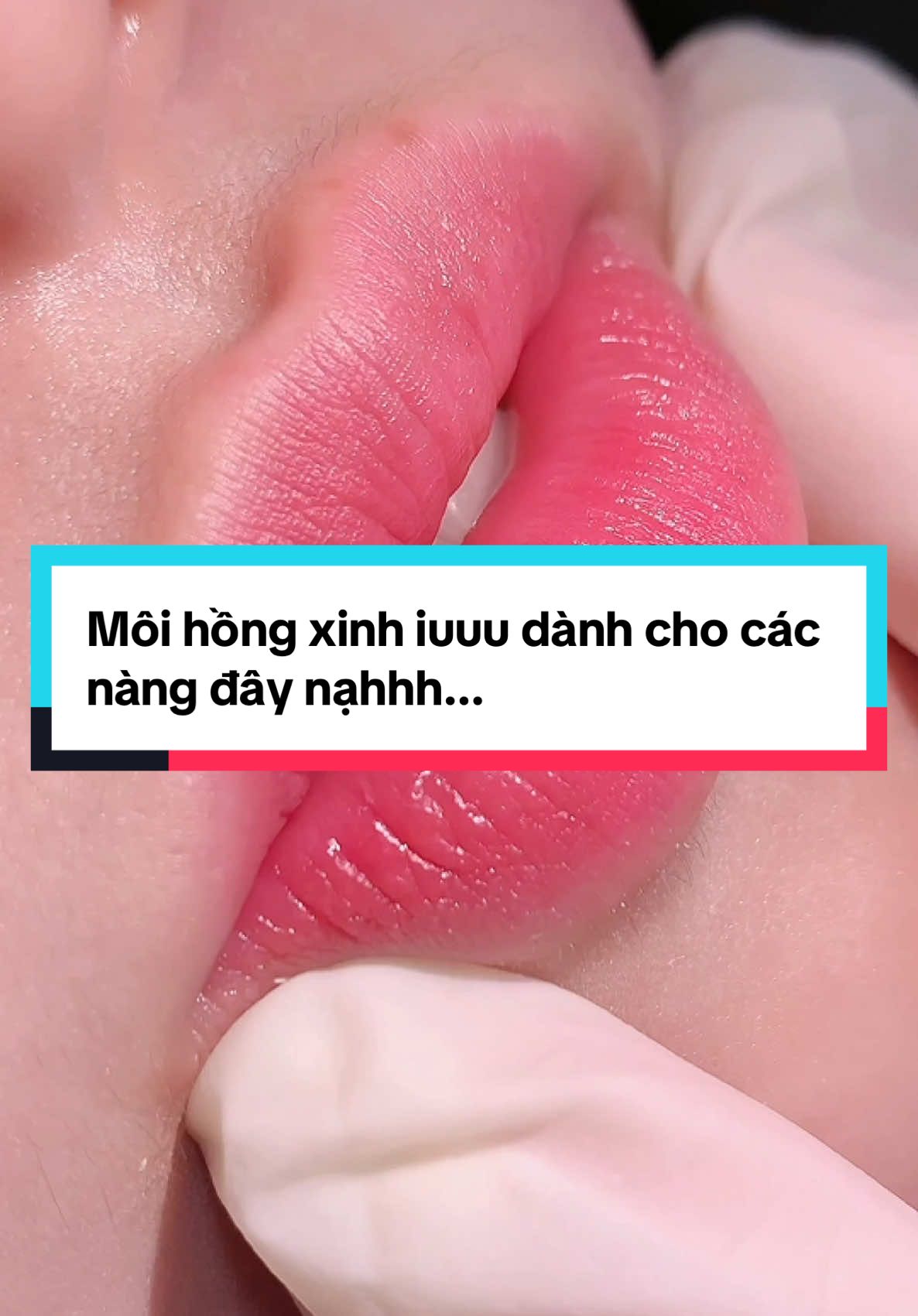Môi hồng xinh iuuu .. 👄Có một đôi môi màu nhẹ nhàng một chút sẽ giúp mình có điểm nhấn hơn ngay cả khi không makeup. 💕 #phunmoitunhien #xuhuong #pmu #foxylips 
