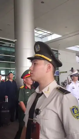 Dàn Quân nhân Trung Quốc đáp máy bay tới Việt Nam. Soái ca nha 😆😆😆