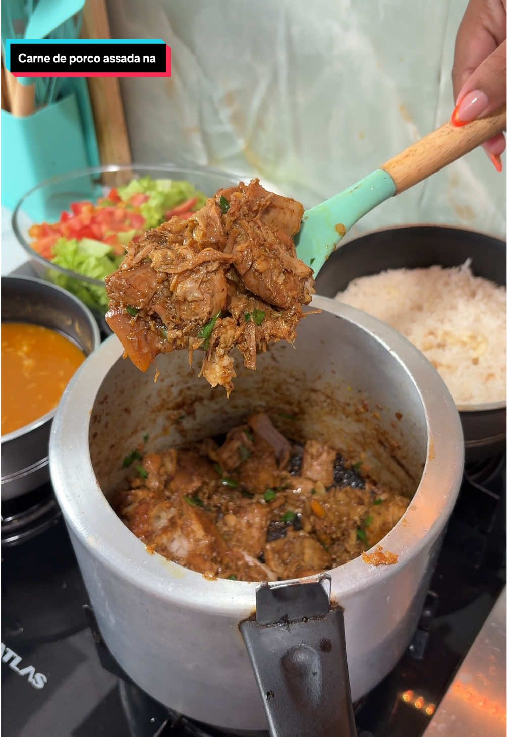 CARNE DE PORCO ASSADA NA PANELA DE PRESSÃO Ingredientes: 	•	1kg de panceta de porco em cubos 	•	1 cebola 	•	3 pimentas-de-cheiro 	•	Suco de 1 limão 	•	Salsa e cebolinha a gosto Temperos para a carne: 	•	Páprica 	•	Pimenta-do-reino 	•	Tempero baiano 	•	Alho amassado 	•	Sal Modo de preparo: Temperei bem a carne com os temperos e o limão. Na panela de pressão, coloquei um fio de azeite e selei a carne até dourar. Depois, adicionei meia cebola picada e as pimentas-de-cheiro. Acrescentei aproximadamente 250ml de água, acertei o sal e deixei na pressão por 30 minutos. No final, com a carne pronta, finalizei com salsa e cebolinha bem fresquinhas. Salva essa receita pra não perder e me diz: você também ama uma carne suculenta assim? #carneassada #panelaexpressao #receitafácil #receitasdakeka #almocodesábado #comidacaseira #porcolovers #receitacomamor #cozinhandoemcasa #almocorápido #receitaprática #donadecasareal #culináriadescomplicada #panelaquente #cenourinhasnacozinha