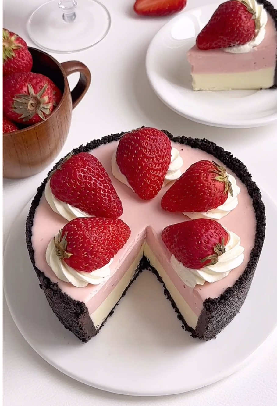 No-Oven Afternoon Tea Treat❕🧺 Strawberry Oreo Double-Layer Cheesecake 🍓 📝 Biscuit Base - Oreo crumbs: 140g - Butter: 70g 📝 Strawberry Cheesecake Layer - Cream cheese: 250g - Granulated sugar: 30g (adjust based on the sweetness of your strawberry jam) - Whipping cream: 180g - Milk: 50g - Gelatin: 10g - Strawberry jam: 70g (Refrigerate for at least 4 hours)