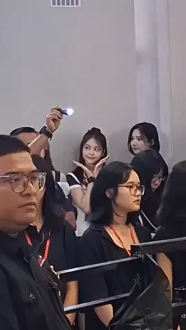 iya iya carmen milik jiwoo...salfok tanganya jiwoo meluk carmen, nyaman banget kayaknya🥰, kali ini giliran jiwoo yg manja ke carmen, dan disini carmen mode unnienya keluar☺️, sampai pukpuk tangan jiwoo itu omaigat..women women jayaa🫰🔥❤️‍🔥 #jiwoo #carmen #moment #fansign #fansignevent #jakarta #unnie #06line #jiu #choijiwoo #carmet #fypシ゚ #fypage #fyp #hearts2hearts #h2h #hatchu #bucin #moment #loveyou 