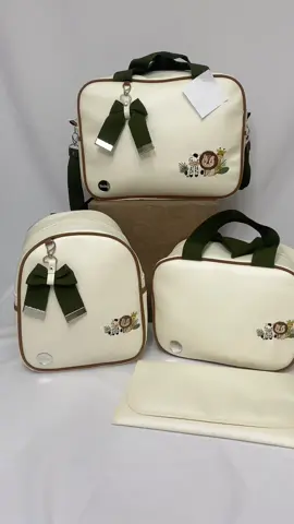 Praticidade, estilo e proteção para todos os momentos! Conheça o nosso Kit BS com 4 peças: bolsa maternidade, bolsa média, mochila passeio e trocador portátil – tudo com material técnico e impermeável! Garanta o seu agora e viva a maternidade com muito mais leveza e organização! Corre para aproveitar essa oportunidade! #MaternidadeComEstilo #KitDeBolsasBS #BabyStore