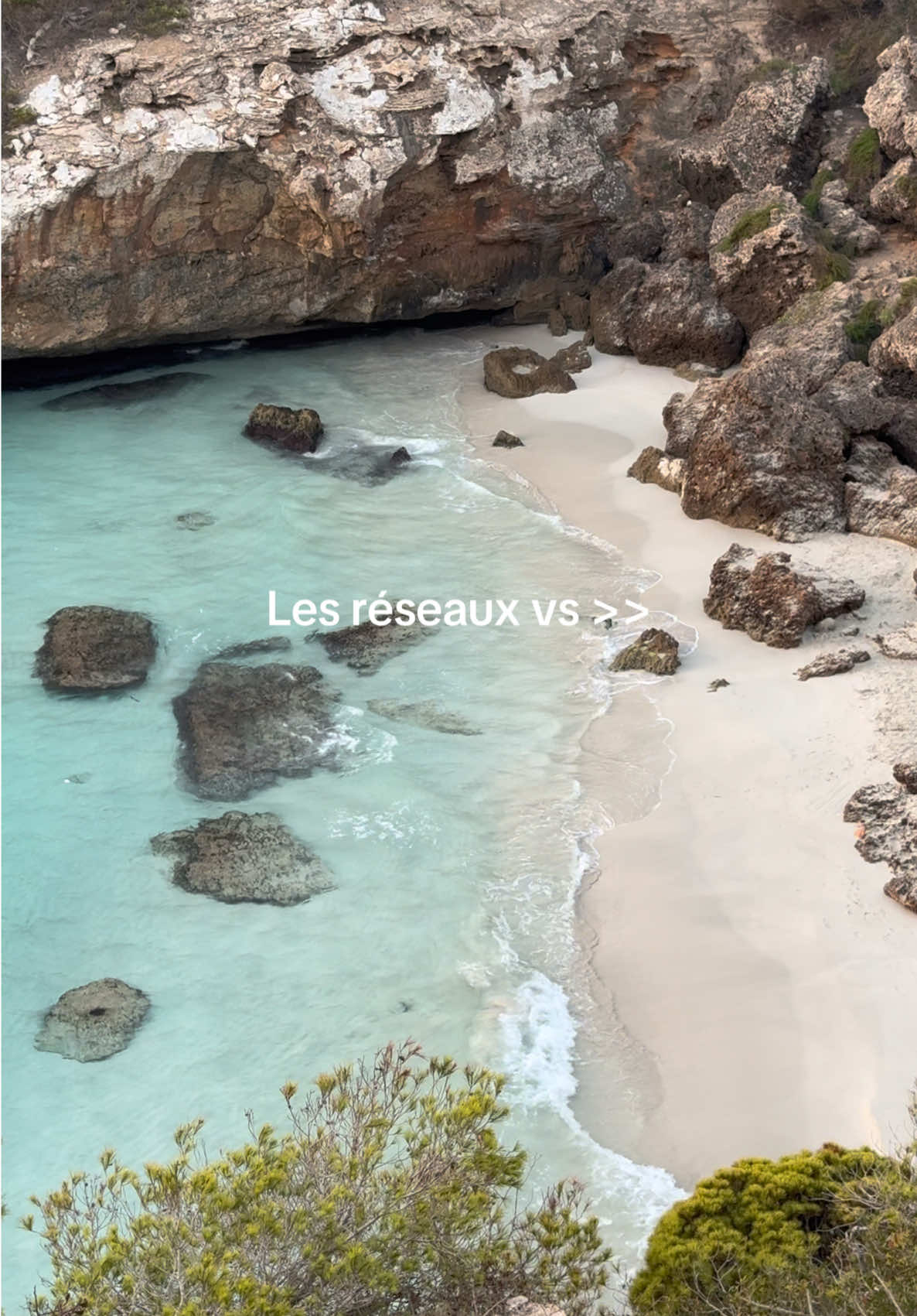 Not the same thing…😅 ne vous fiez pas toujours à ce que vous voyez sur les réseaux sociaux  😂  ##trend##pourtoi##voyage##decouverte##travel##couple##travellifestyle##fyp##tiktokvsreality##reality