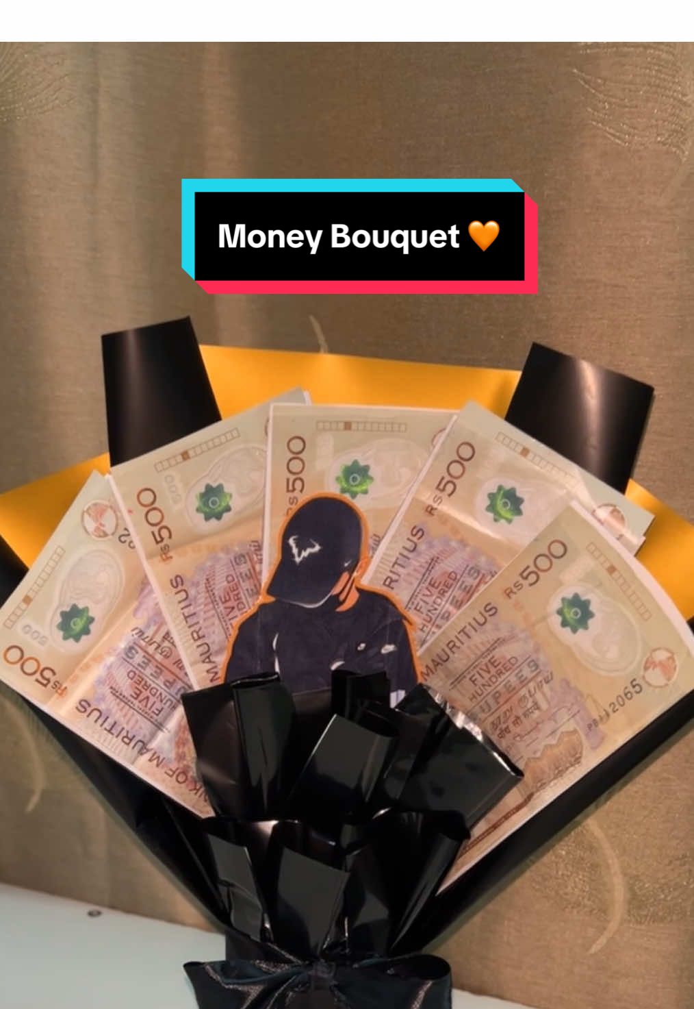The most requested ✨ Money Bouquet for Boys 🖤 Kindly inbox for orders or other queries 🖊️ #foreverroses #money #bouquet #black #boys #500 #pamper #foryoupage❤️❤️ #mauritius🇲🇺 
