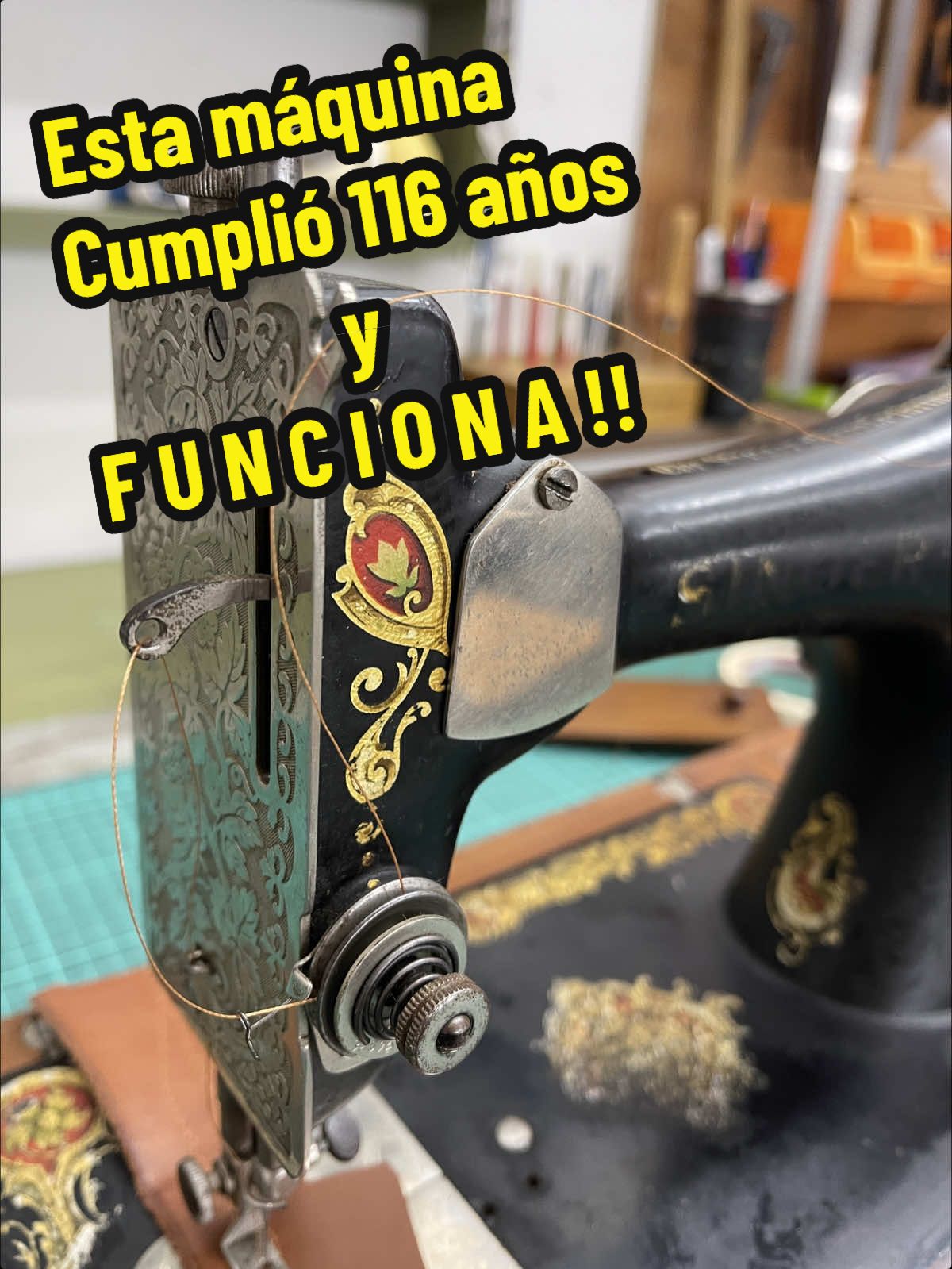 ”¿Qué objeto seguiría funcionando después de 116 años? Esta es una Singer manual de 1909. Todavía cose como el primer día! 💪 #singermanual #singerdemesa #maquinadecoserantigua