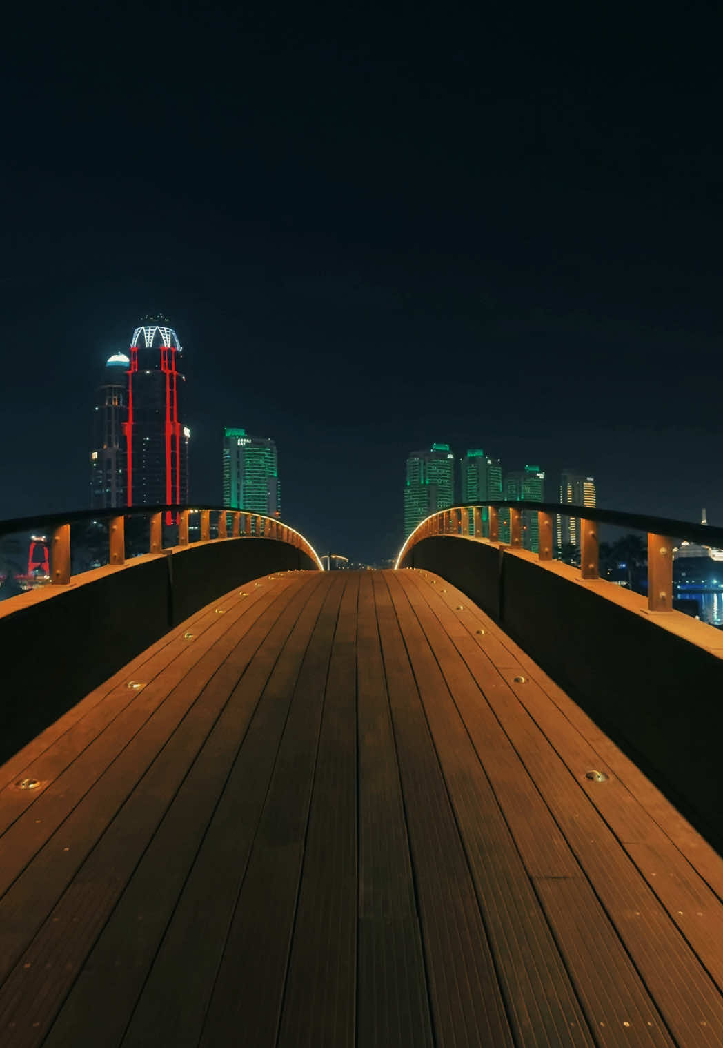 Midnight Bridge to the Future ✨ Golden lights, silent steps, and a city that never sleeps. This bridge feels like a portal. Do you know where this bridge is?  #creatorsearchinsights #fyp #foryoupage #virał #vibes #doha #tiktokqatar #qatar #aesthetic 
