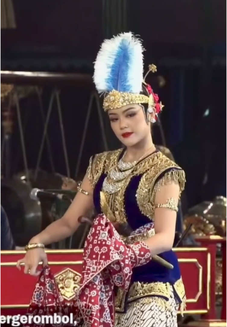 Srimpi Pramugari🪻 Kisah Srimpi Pramugari diambil dari Serat Babad merupakan Yasan Dalem (karya) Sri Sultan Hamengku Buwono VII (1877-1921). Tari ini menceritakan perjalanan perang kakek beliau, Sri Sultan Hamengku Buwono I, yang kala itu masih menyandang nama Pangeran Mangkubumi. Nama “Pramugari” diambil dari judul gendhing utama iringan tari tersebut dan tidak ada hubungannya dengan profesi pramugari masa kini.   Srimpi Pramugari menceritakan perjalanan perang Pangeran Mangkubumi. Perjalanan itu mengarah ke pesisir utara Jawa yang dalam cerita disebutkan sebagai Kabupaten Pekalongan dan Kota Semarang. Perjalanan Pangeran Mangkubumi kala itu dimaknai sebagai perlambang seorang pemimpin.  Tujuan perjalanan itu adalah menaklukan Bupati Pekalongan, Adipati Jayaningrat sebagai langkah awal Pangeran Mangkubumi untuk mengendalikan pesisir utara Jawa sebagai strategi mengurangi pengaruh VOC di bumi Mataram kala itu. Perjuangan Pangeran Mangkubumi melawan Belanda kini diabadikan dalam relief di sekitar kompleks Bangsal Pagelaran Keraton Yogyakarta. #paramaiswari #kratonjogja #srimpi #pramugari 