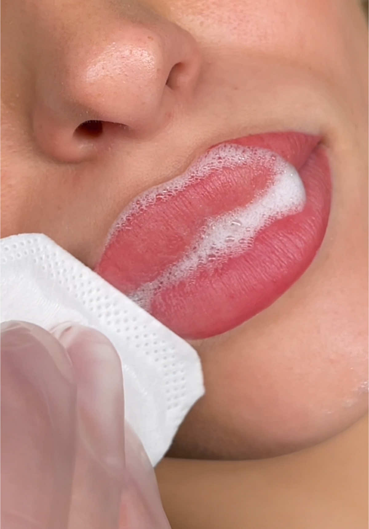 Zobaczcie, jak nasze linergistka Marzena w Studio Stylove nadają ustom perfekcyjny kształt i kolor makijażem permanentnym! 👄✨ 	✔️	przed–po: od naturalnie podkreślonych ust do pełnych,wyrazistych konturów 	✔️	komfort zabiegu: znieczulenie miejscowe dla maksymalnej wygody 	✔️	bezpieczne pigmenty: naturalny, trwały efekt nawet do 2 lat 	✔️	oszczędność czasu: koniec z codziennym poprawianiem szminki 	✔️	indywidualne dopasowanie: tonacja i intensywność dobrane do Twojego stylu Chcesz porannego glow bez wysiłku? 💋 💌 napisz do nas DM lub zarezerwuj wizytę przez link w bio! #makijazpermanentny #piękneust #pmulips #ustapermanentne #metamorfozaust #szkoleniapmu #usta