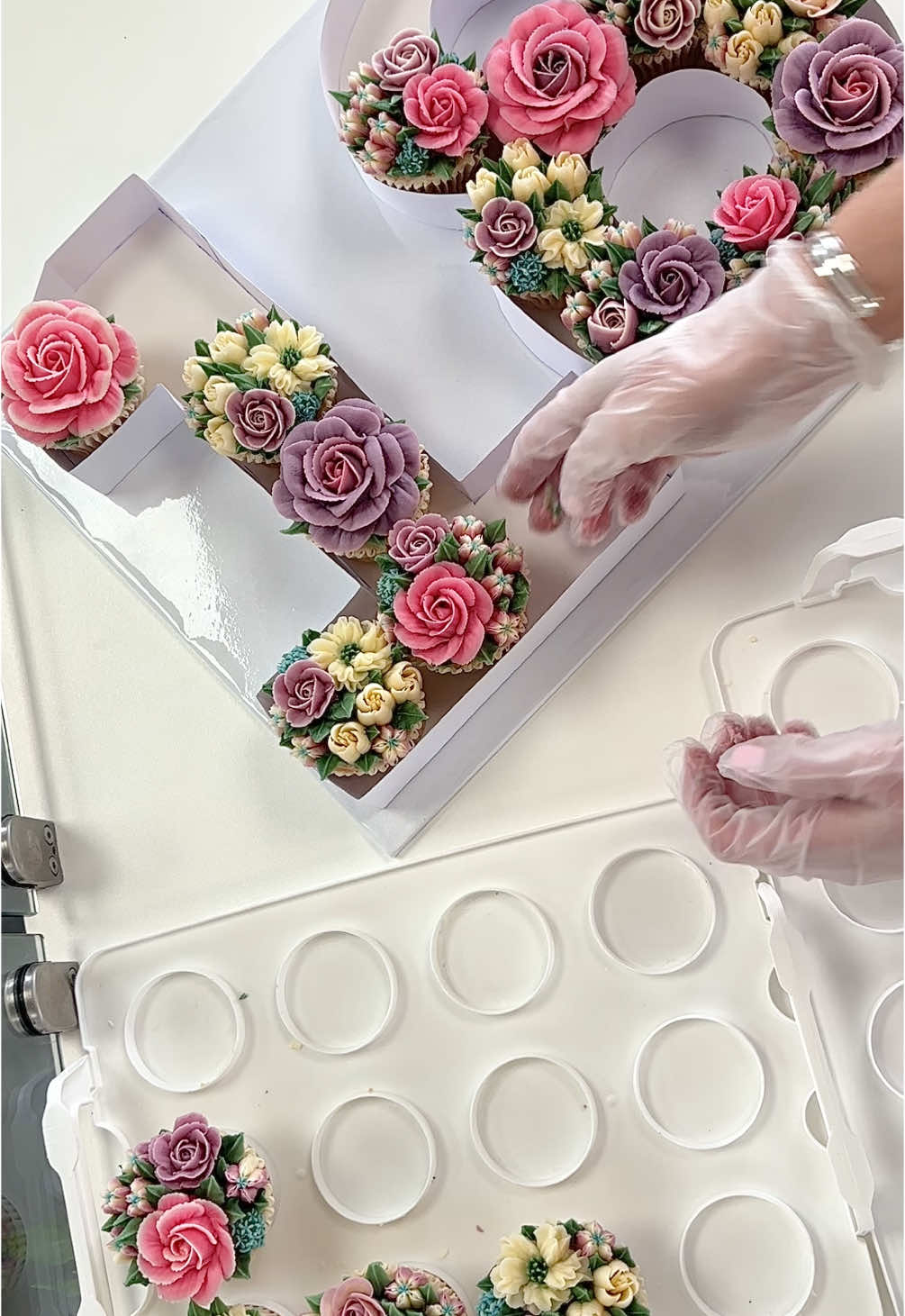18 in full bloom 🌸🌷💐 All lemon sponge with a zesty curd centre 🍋  . #cake #cupcakes #flowers #flowercupcakes #cupcakenumber #18 #18thbirthday #birthdaycupcakes #floralcupcakes #buttercreamflowers #fyp #number #numbercake #petalsbakehouse 