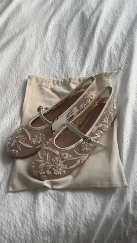 I caved and got some ballet pumps 🙉 😍 #zara #pumps #balletpumps #newshoes #shopping #fashion #pumpshoes #pearls #flats #embroideredshoes 
