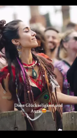 Ich fühle mit ihr. Was für ein Vibe. Track ID :Na Le _Omiki Phaxe Remix#trance #Festival #psytrance #goa #dance #rave #festivals #festivalseason #ElectronicMusic #viralvideos #besttime #vibes #openair #festivaloutfit #foryou#woman #dance