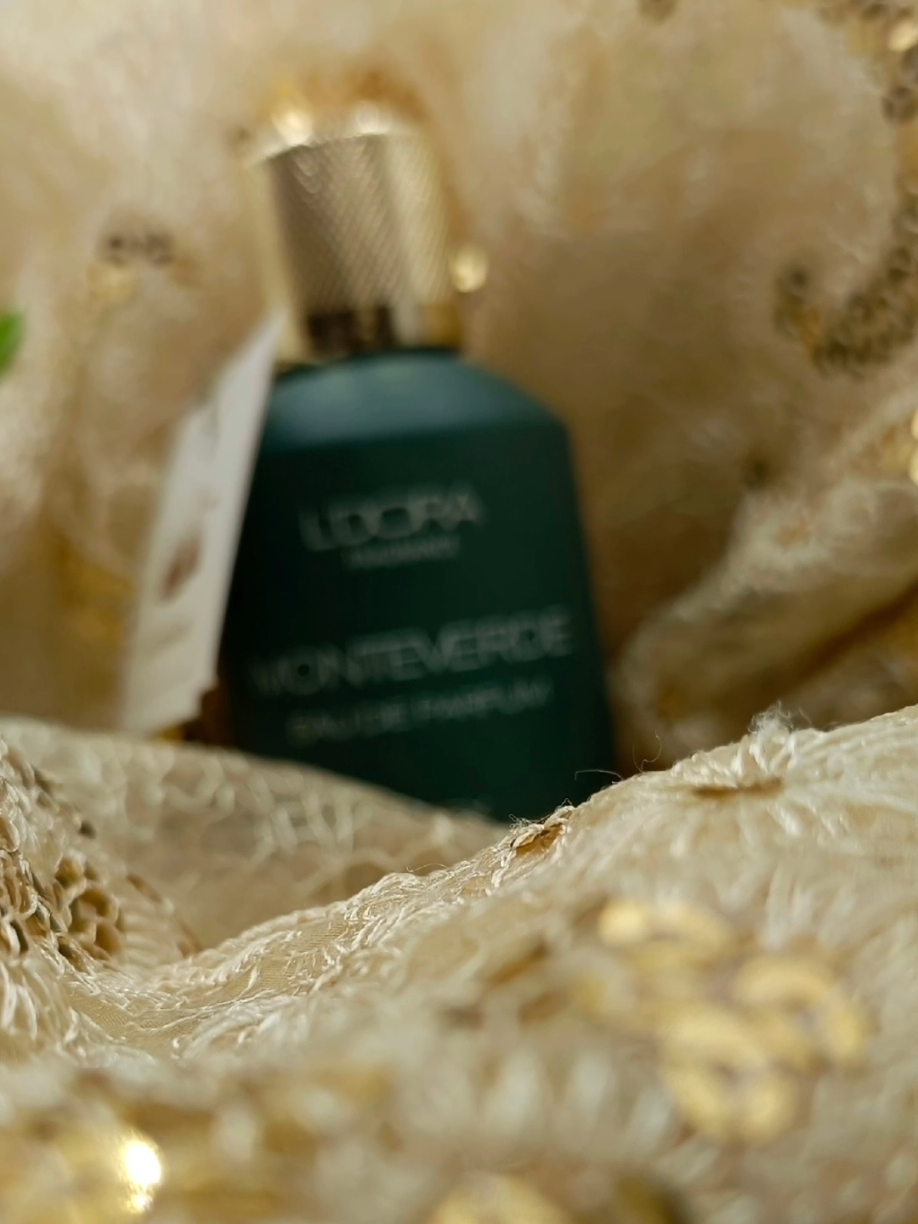 عطور ليدورا  ✨ مو بس ريحتها فخمة، ثباتها أسطوري! 🕊️ ومصنوعة من مواد طبيعية 100% 🌿 تناسب كل الأذواق 💖 جربيها وشوفي الفرق بنفسج!