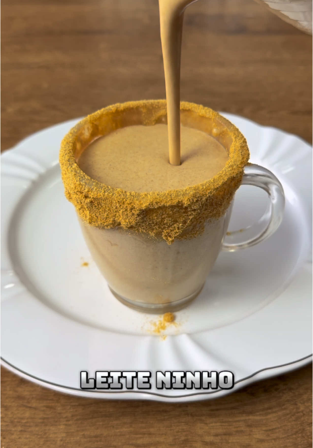 Ninho queimado quente  Ingredientes: 6 Colheres de sopa de leite em pó  4 colheres de sopa de açúcar  400ml de leite  2 caixinhas de creme de leite #culinaria #receitas #receitasfaceis #chocolate #chocolatequente 
