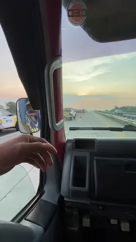 monggo seng yang jauh mendekat yang dekat merapat sodara sopir kita ada yang mengalami kecelakaan “Km 667 Kertosono berduka”🤲🏼🥹#laka #lakalantas #rbton_ #drivermuda #drivermudapunyacerita #foryoupage #4u #fypage #sopirtruck #sopirtruckindonesia🇮🇩 