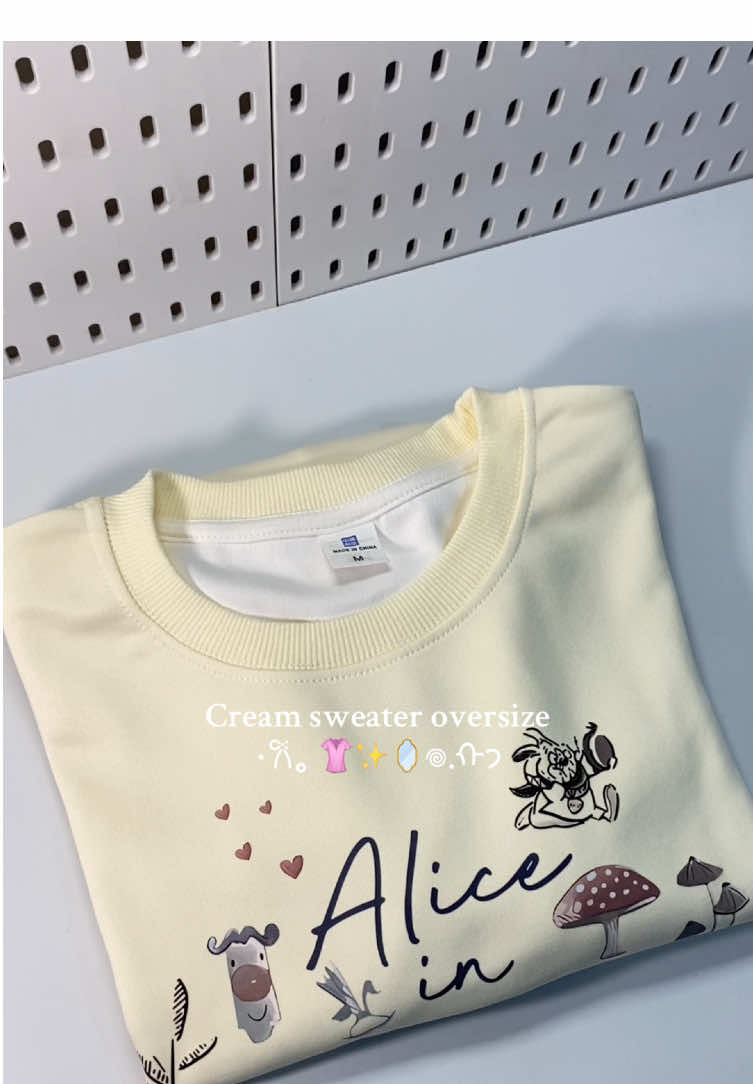 Bahannya tebel, nggak nerawang lohh. Bisa pilih ukurannya juga loh. 100000/10 pokoknya buat sweater inihh #sweater #sweateroversize #cream #rekomendasibaju 
