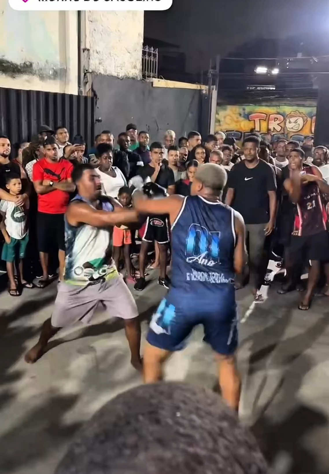 Danilo vs Gustavo 😬🥊 . Toda segunda feira tem luta 😵‍💫🥊 . #luta #boxe #lutaderua #viral_video #madureira 