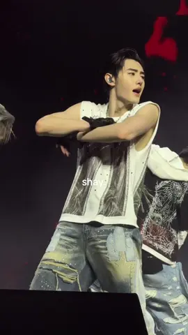 them arm muscles?!  #enhypen #coachella #enchella #sunghoon #sunghoonenhypen #parksunghoon 