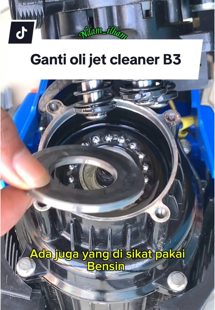 Ganti oli jet cleaner.    #jetcleaner #cucimotor #cucimobil #gantioli #gantiolialatsteam #ndam_ilham #sorotan 