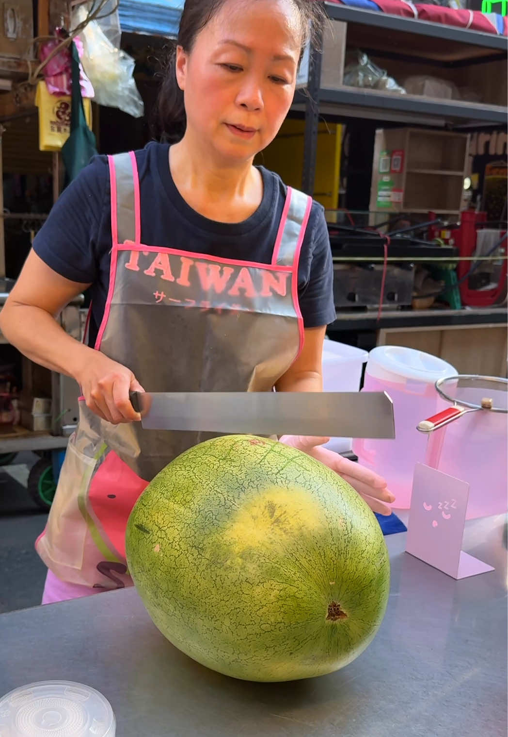 Amazing Giant Watermelon 100% Juice in Taiwan - taiwanese street food 🚠Location taipei 🚩Google Map https://maps.app.goo.gl/41r3Pn3jwFbsVwzk7?g_st=com.google.maps.preview.copy 💰Price 2,200KRW / 1.5USD