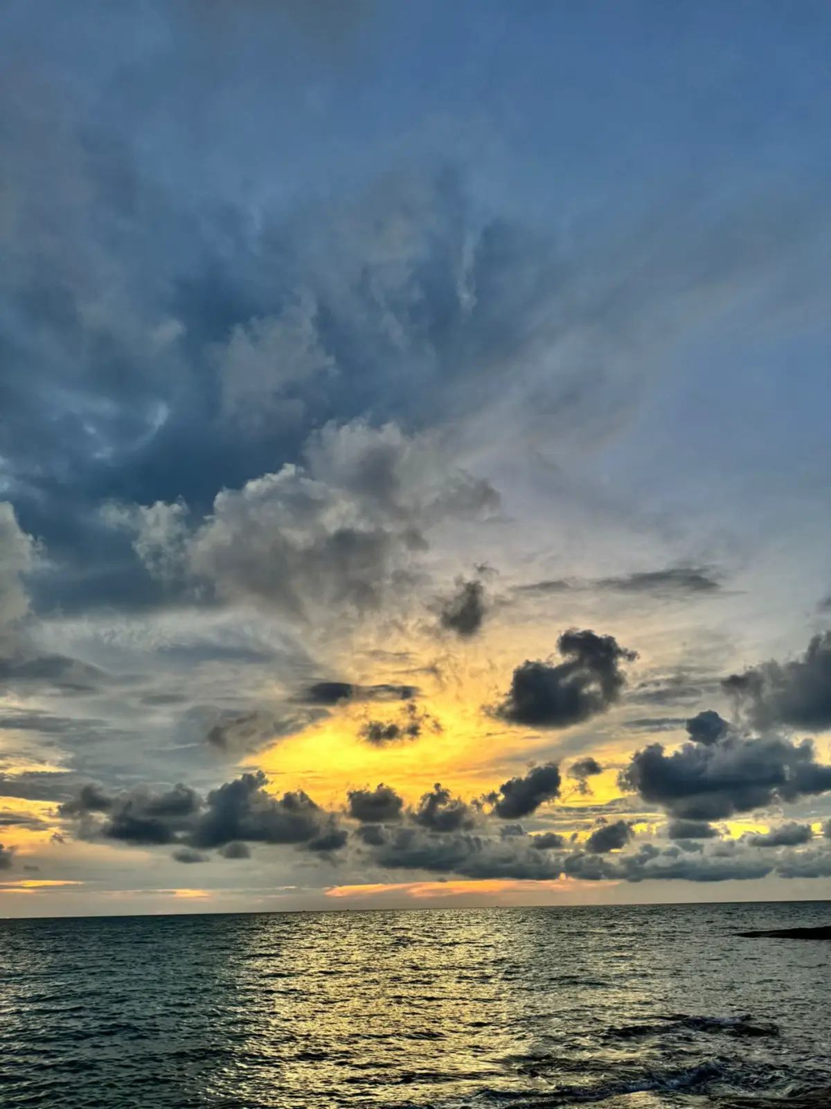 Langit dan senja #sky#langit#fyp#foto#fotogeser#vibes#sunsetlover#aesthetic 