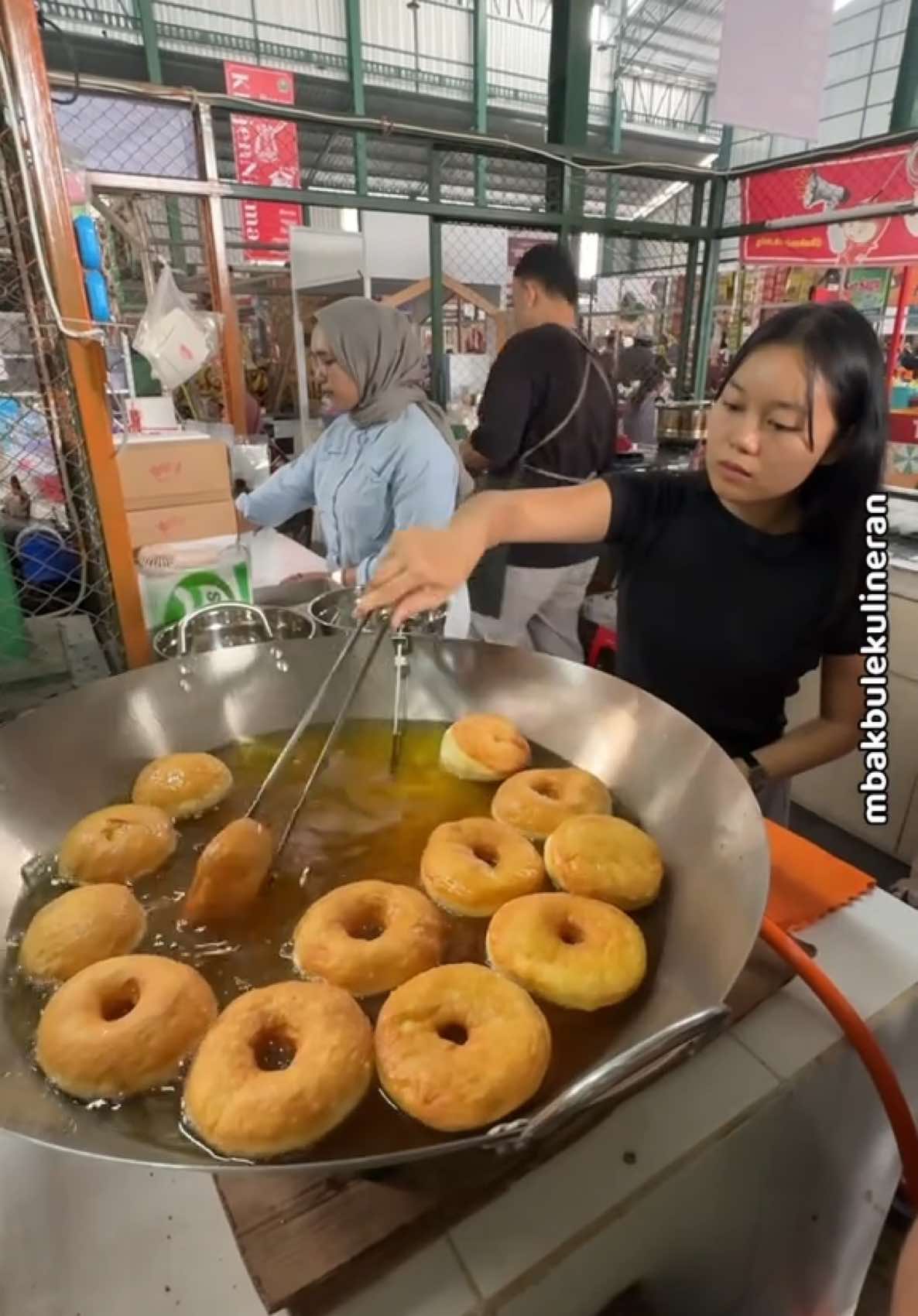 KULINER TER WAJIB DI PASAR KLOJEN ‼️ . #kuliner #malang #kulinermalang #pasarklojen #pasaroroorodowo #donat #donuts 