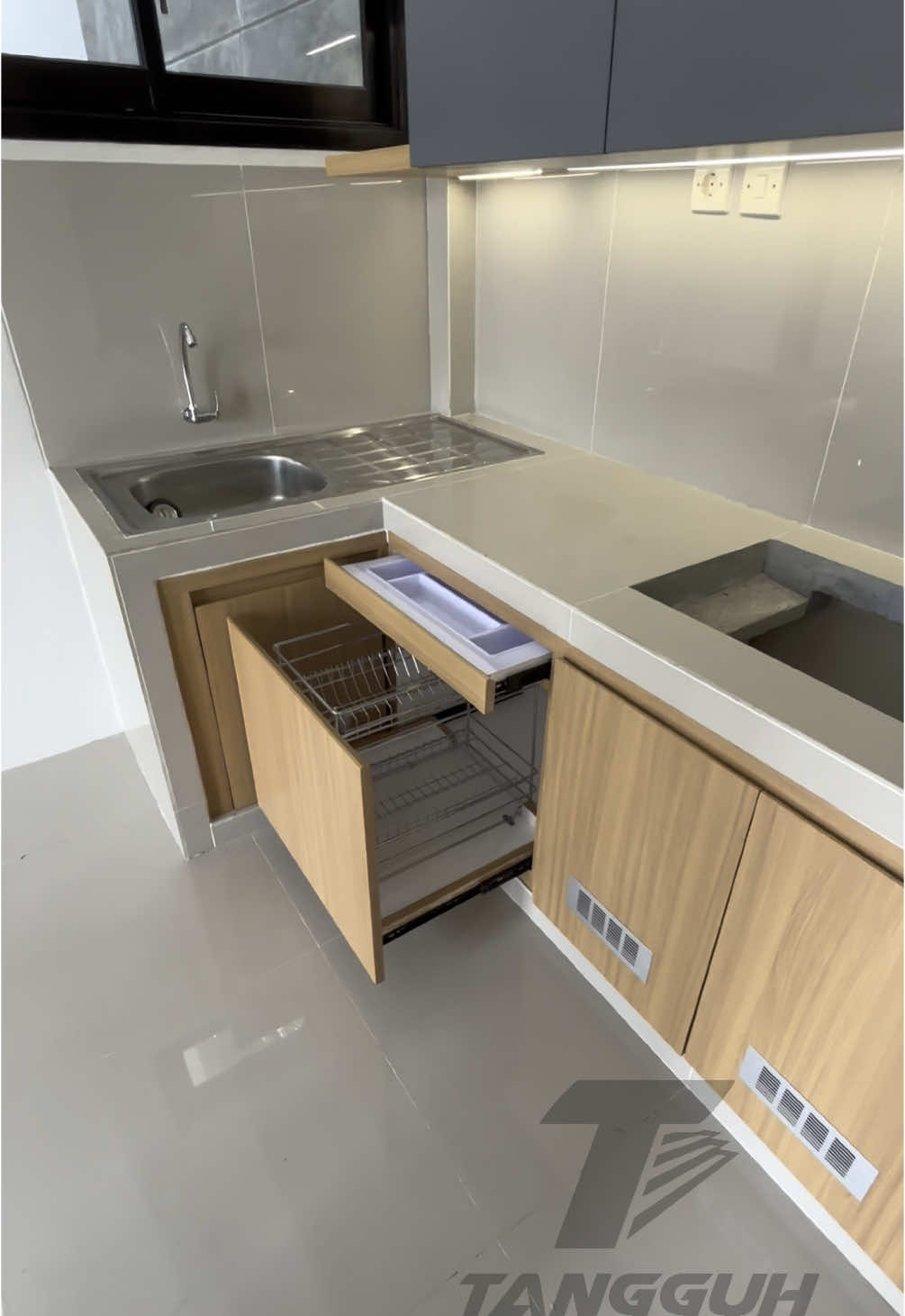 Finish project pemasangan kitchen set dan atap sleding transparan menggunakan atap solarflat 👌 #tangguh #renofasirumah #bangunrumah #interior #exterior #kontraktor #renofasiteras #renofasidapur #bangunkantor #kanopiminimalis #renofasirumahsubsidi #kanopi #rumahsubsidi #renofasiinterior 