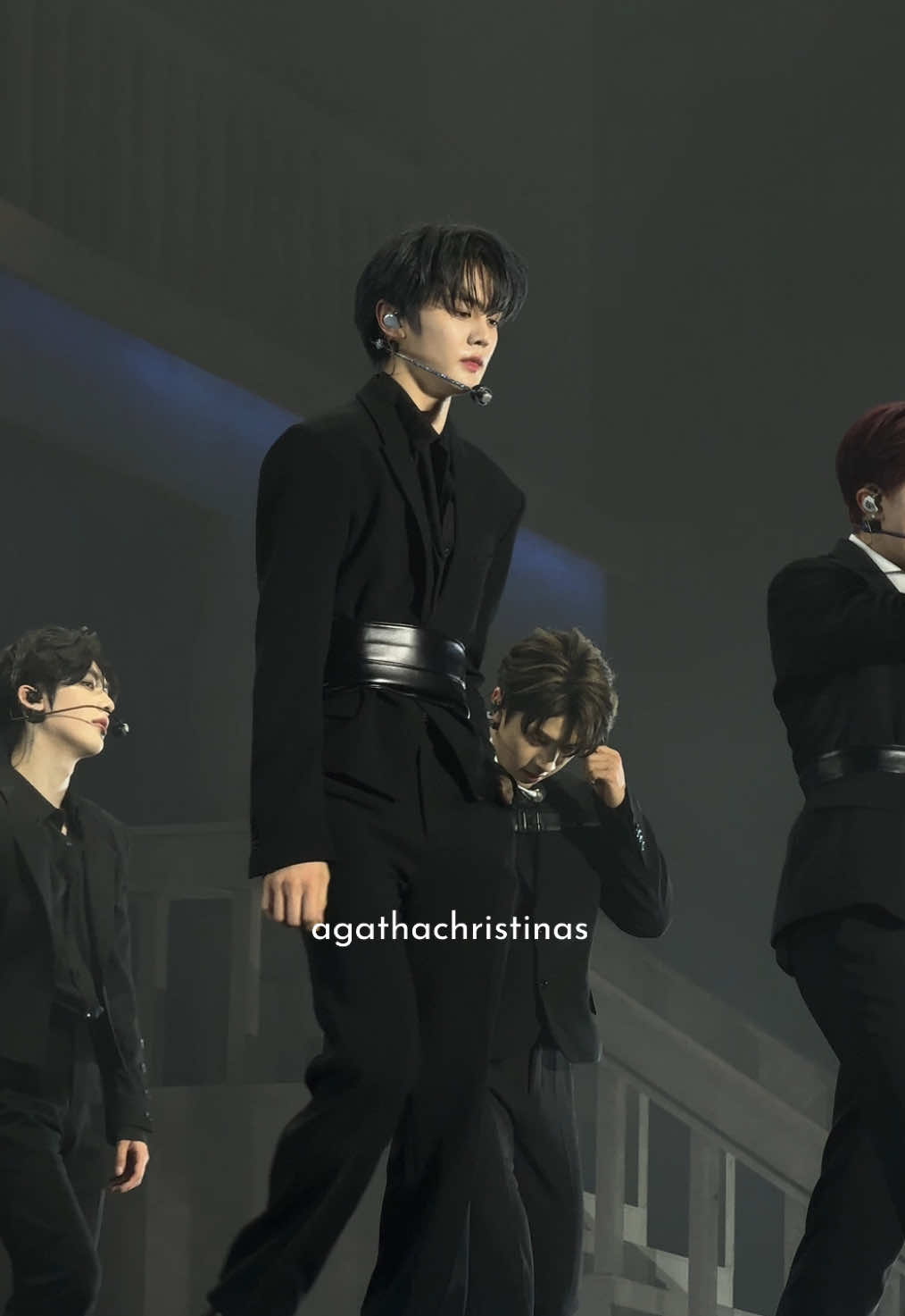 VISUALBASEONE😮‍💨 udah kehabisan kata2 saking CAKEPNYA🫨🖤 viewku di day 2!! yg kemarin view day 3 ( maaf disini haonya ga kerekam🥺🙏🏻 aku duduk di main stage & disini hao jalan paling depan, posisinya aku belum siap rekam pas mereka jalan, bukan dg sengaja ga masukin haoo yaaa🥺🙏🏻🙏🏻) #ZEROBASEONE #zb1 #제로베이스원 #2025_ZEROBASEONE_FANCON #BLUE_MANSION 