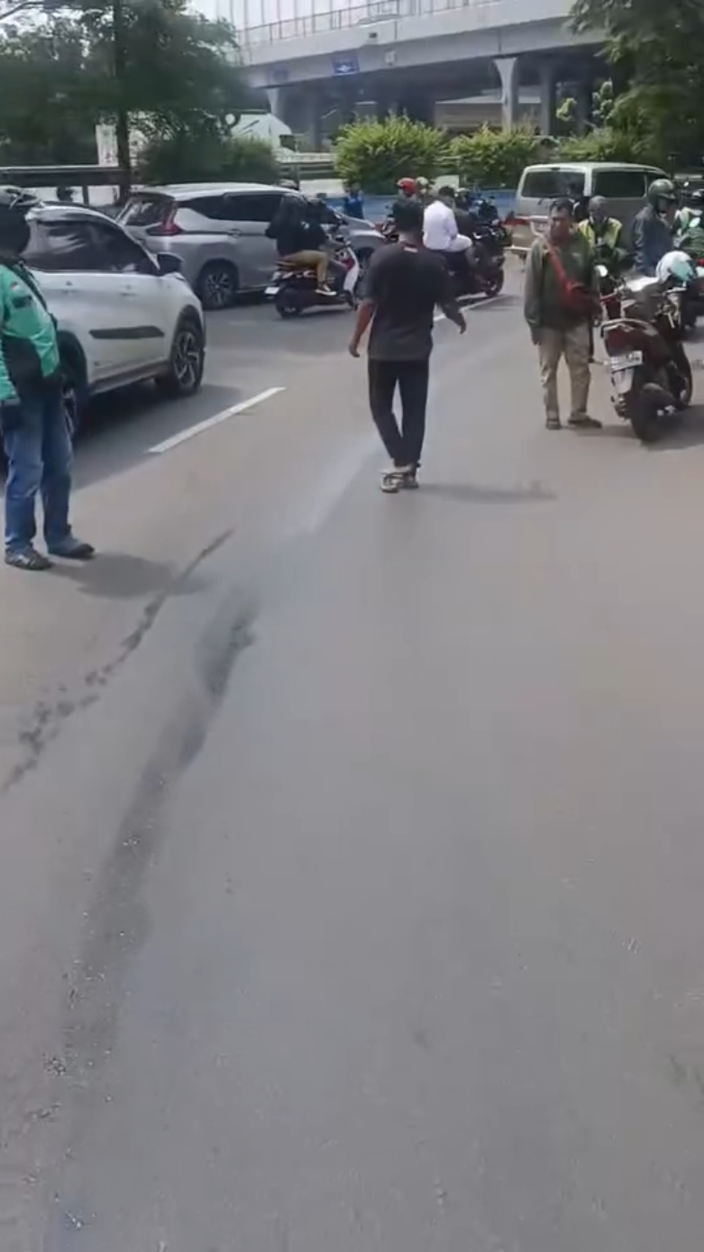 ⚠️ Hati-hati yang melintas di kolong flyover pulogebang arah walikota !! . Di sini sering ada tumpahan solar, yang mengakibatkan seorang pengendara motor terjatuh.  Vidoe diambil pkl.10.33 WIB (26/4) #infopenggilingan 