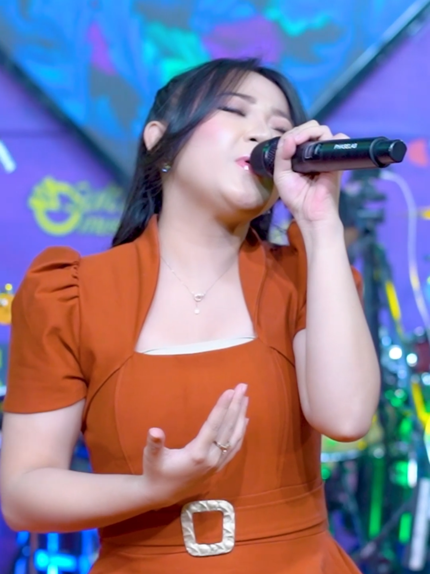 DATANG UNTUK PERGI - ARNETA JULIA JANGAN LEWATKAN VIDEO TERBARU DARI DIVARINA MUSIC. #divarinamusic #dangdut #datanguntukpergi #arnetajulia #lewatberanda #viral #fypage