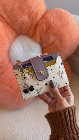 Replying to @Miss M* the floral wallet of my dreams 😭💐✨ #seagloca #seaglocawallet #bifoldwallet #floralwallet #shortwallet #seaglocawallet #wallet #cutewallet #womenswallet
