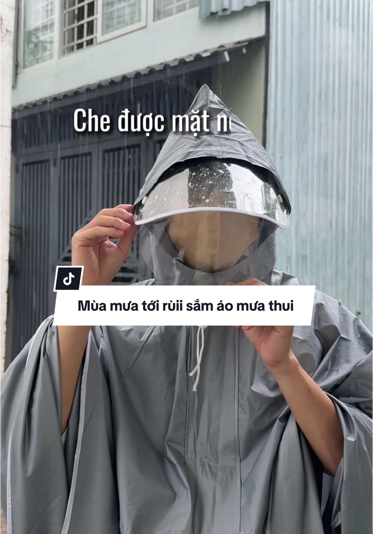 Tới mùa mưa rồi, có cái em áo mưa trùm toàn thân này không lo bị ướt người luôn 🌧️🌧️🌧️ #hoangaanh #hgaanh #review #aomua #aomuabo #aomuachongtham #xuhuong #trend #viral #fyp #foryou 