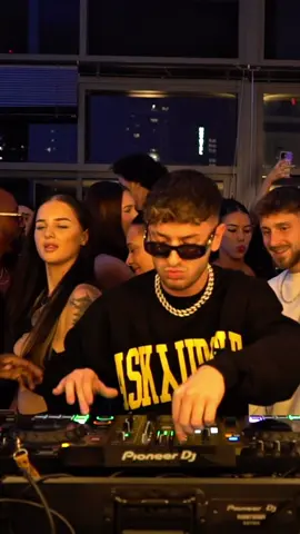 Back it up x gasolina • trending sound on tiktok 😈🔥#limitlezz #viral #fyp #dj 