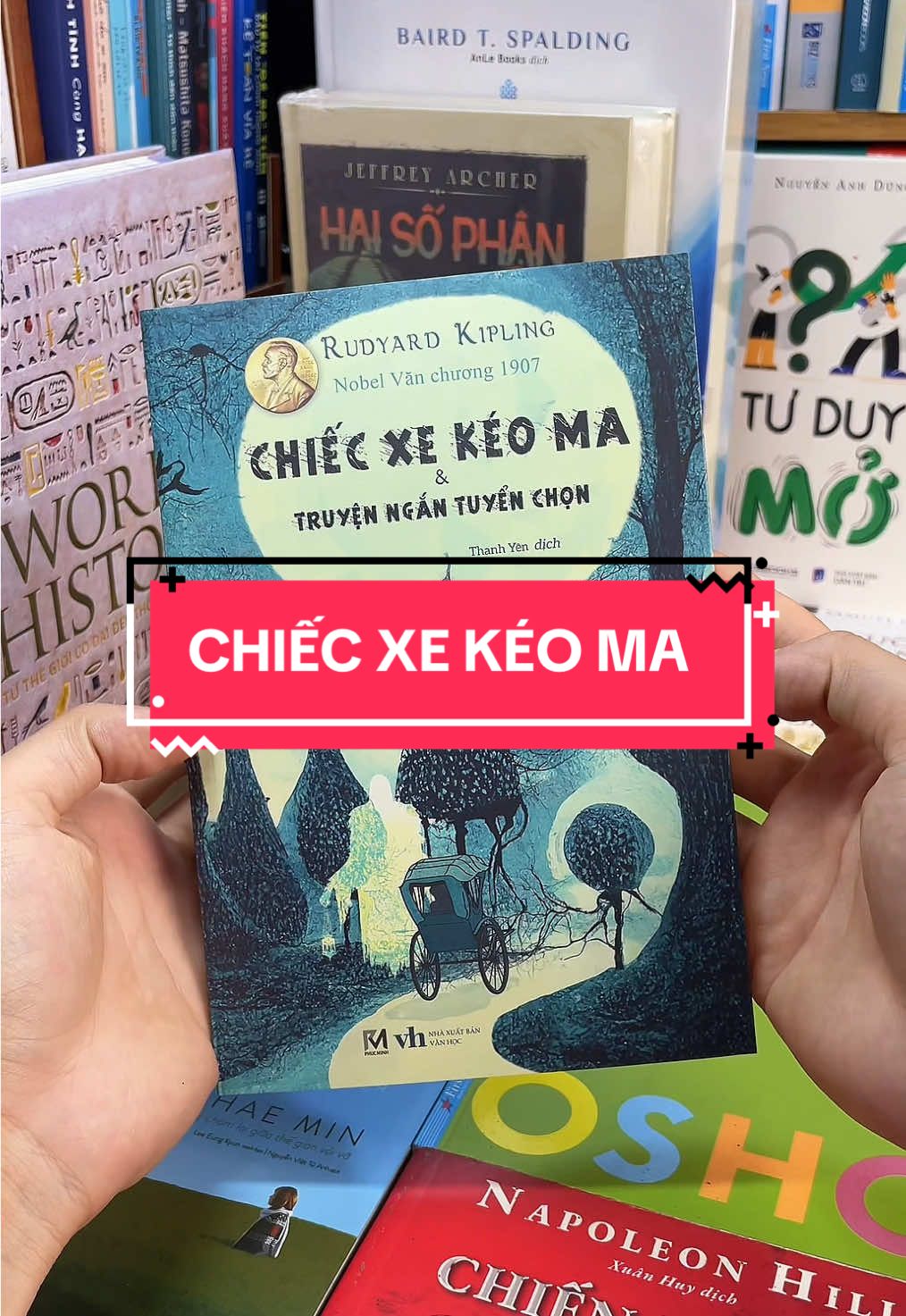 “Chiếc Xe Kéo Ma” – Một chuyến đi rùng rợn giữa ranh giới của lý trí và siêu nhiên! Rudyard Kipling – nhà văn đoạt giải Nobel văn học – đưa bạn bước vào một câu chuyện ma huyền bí, lôi cuốn đến nghẹt thở. “Chiếc Xe Kéo Ma” không chỉ là một tác phẩm kinh dị đơn thuần mà còn là cuộc đối đầu nghẹt thở giữa con người và những ám ảnh vô hình, nơi quá khứ, tội lỗi và sự dằn vặt sống lại trong từng bánh xe lăn giữa màn đêm. Với bút pháp sắc sảo và tiết tấu dồn dập, Kipling khiến bạn không thể rời mắt khỏi từng trang sách. Ai là kẻ lái chiếc xe định mệnh ấy? Bí mật nào đang chờ được khai mở? Nếu bạn là tín đồ của những câu chuyện ma kinh điển, yêu thích sự giật gân nhưng vẫn đầy chiều sâu tâm lý – đây chính là cuốn sách bạn không thể bỏ lỡ! #tiemsachbinhyen #BookTok #sachhay #sách #reading #chiecxekeoma #truyenma #truyenkinhdi 