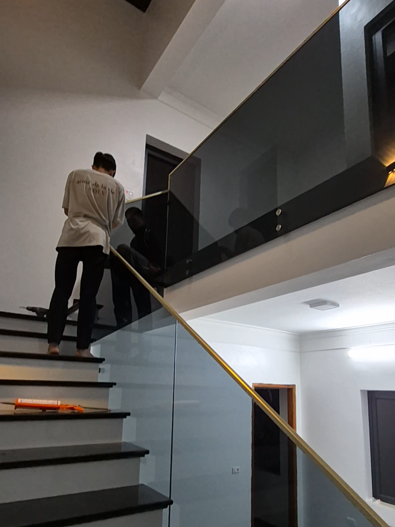CẦU THANG KÍNH BẮT XƯỜN-phiên bản xám khói cực chất ! Tay vịn nhôm vuông 20*20 - mạ vàng đẹp , sáng bóng, cầm chắc tay, đi lên đi xuống chạm nhẹ là mê. Bắt xườn gọn gàng, thanh mảnh. #cauthang #cauthangkinh #cauthangdep #cauthangsatnghethuat #cauthangxoanoc #cauthangkinhcuongluc