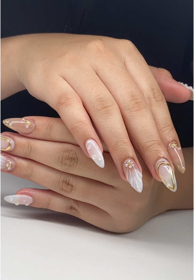 oh so elegant 😍✨💅🏻 #nailinspo #nail #nailtech #softgelextensions #nailartist #nailoasisbyricci #nailart #almondnails 