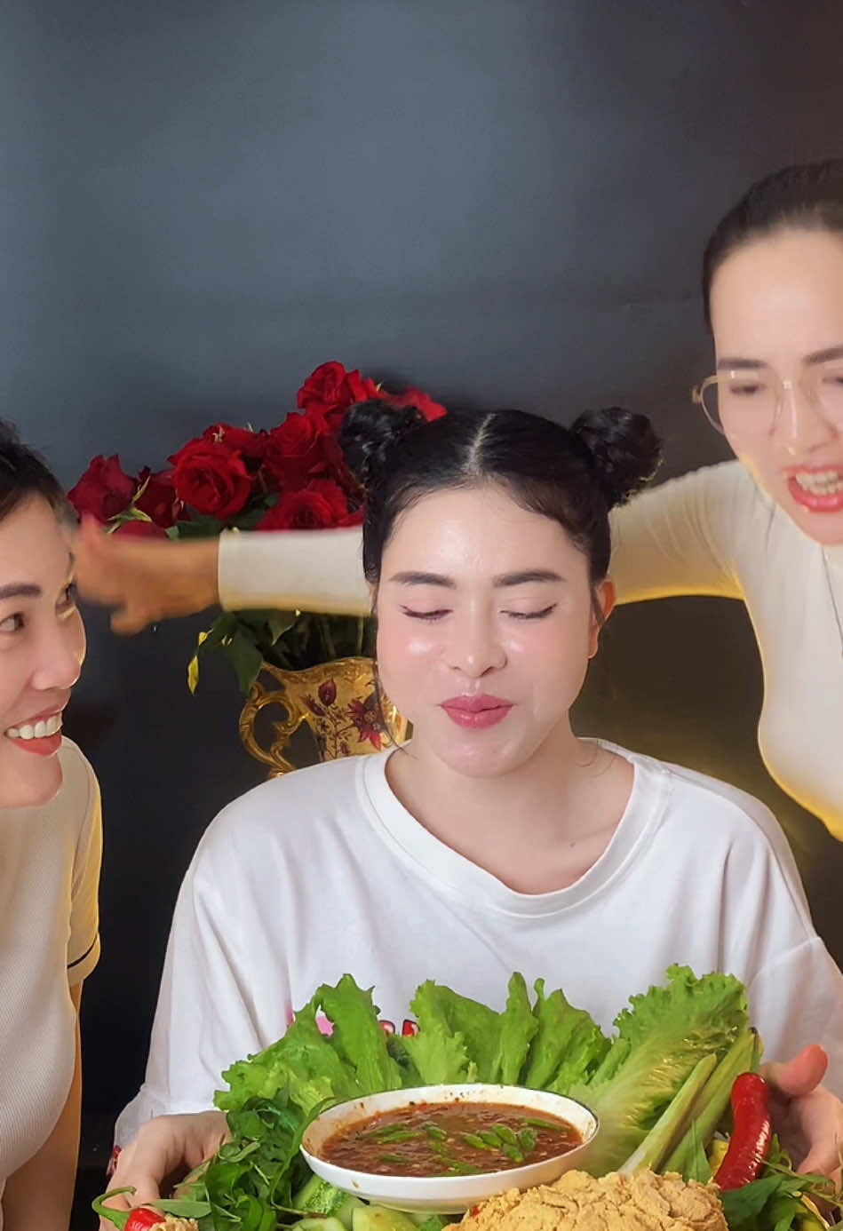 Mọi người thấy gì lạ ở video này không? #mukbang #vivithichan #ancungtiktok 