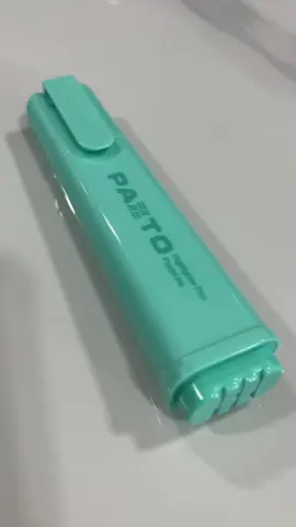 Bút dạ quang Thiên Long – Màu pastel tươi sáng, không lem, không để dấu khi Photocopy, ngòi Polyester cao cấp là lựa chọn lý tưởng cho học sinh, sinh viên và dân văn phòng. Bút nổi bật với màu sắc nhẹ nhàng, không gây chói mắt, giúp làm nổi bật nội dung ghi chú một cách tinh tế và chuyên nghiệp. Sản phẩm gồm 3 dòng nổi bật: FO-HL009/VN, Pazto HL-016, và HL-015/ECO. FO-HL009/VN: Mực pastel tươi sáng, nhanh khô, không lem, ngòi Polyester cao cấp. Pazto HL-016: Thiết kế hai đầu bút 1mm và 4mm tiện lợi, mực pastel đẹp mắt, dễ sử dụng. HL-015/ECO: Thân bút làm từ vật liệu sinh học TEXa® G2341 và vỏ trấu thân thiện môi trường. Các sản phẩm đều có mực nhanh khô, không nhòe chữ, không để lại dấu trên giấy khi photocopy. Kích thước nhỏ gọn, dễ mang theo, với nhiều màu sắc pastel nổi bật: xanh ngọc, xanh lá, vàng, đỏ, tím, hồng. Bút dạ quang Thiên Long là trợ thủ đắc lực cho công việc và học tập mỗi ngày. #ButDaQuang #ButDaQuangThienLong #ThienLong #ButDaQuangPastel #GhiChuThongMinh #DungCuHocTap #ButHighlight #VanPhongPham #HocSinhSinhVien #VanPhongChuyenNghiep #thienlongofficial 